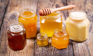 Lire la suite à propos de l’article 🍯 Guide d’Achat du Miel Naturel : Bien Choisir, Éviter les Fraudes, Reconnaître la Qualité